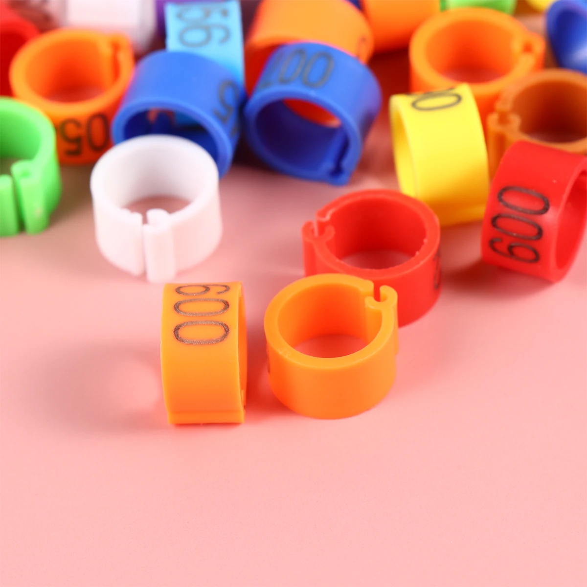 

100Pcs Bird Identification Rings Plastic Opening Foot Bands Assorted Colors for Pigeons Parrots Cockatiels Numbers Parrot Foot