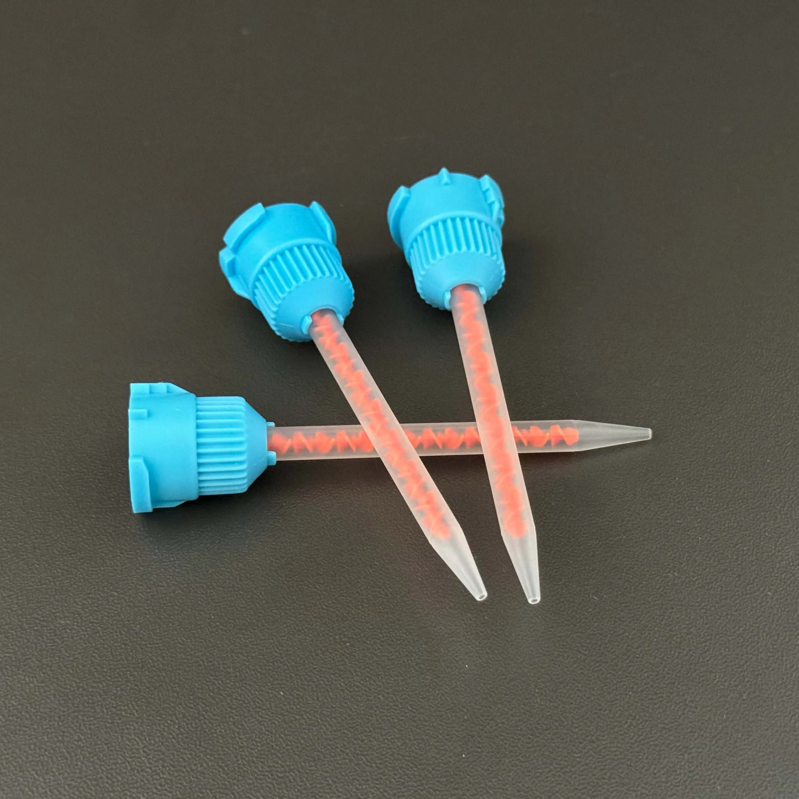 Miscelatore statico MBX 3.2-16S utilizzato per mescolare colla a due componenti 200 pezzi