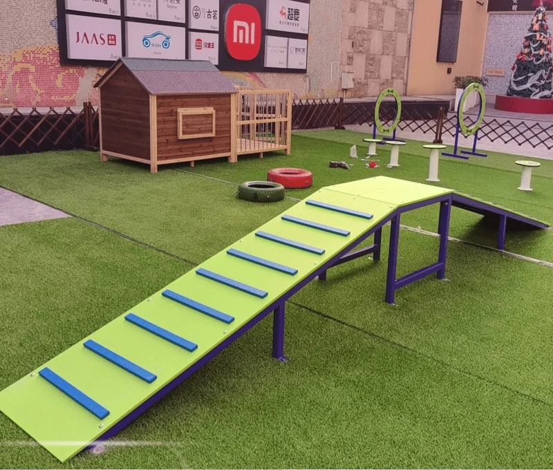 Durable and easy-to-clean pet training equipment dog platform for dog agility training and pet socialization