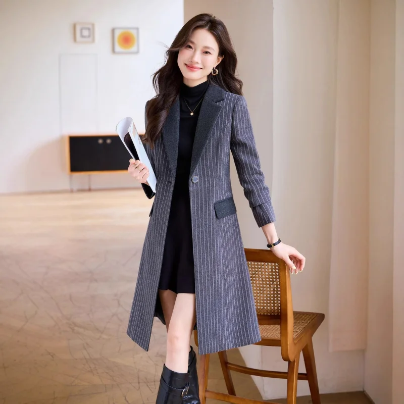 

Полосатый плащ для женщин, средней длины2025Этот год тренд: весна и осень новое дизайнерское повседневное пальто высокого класса с драпировкой