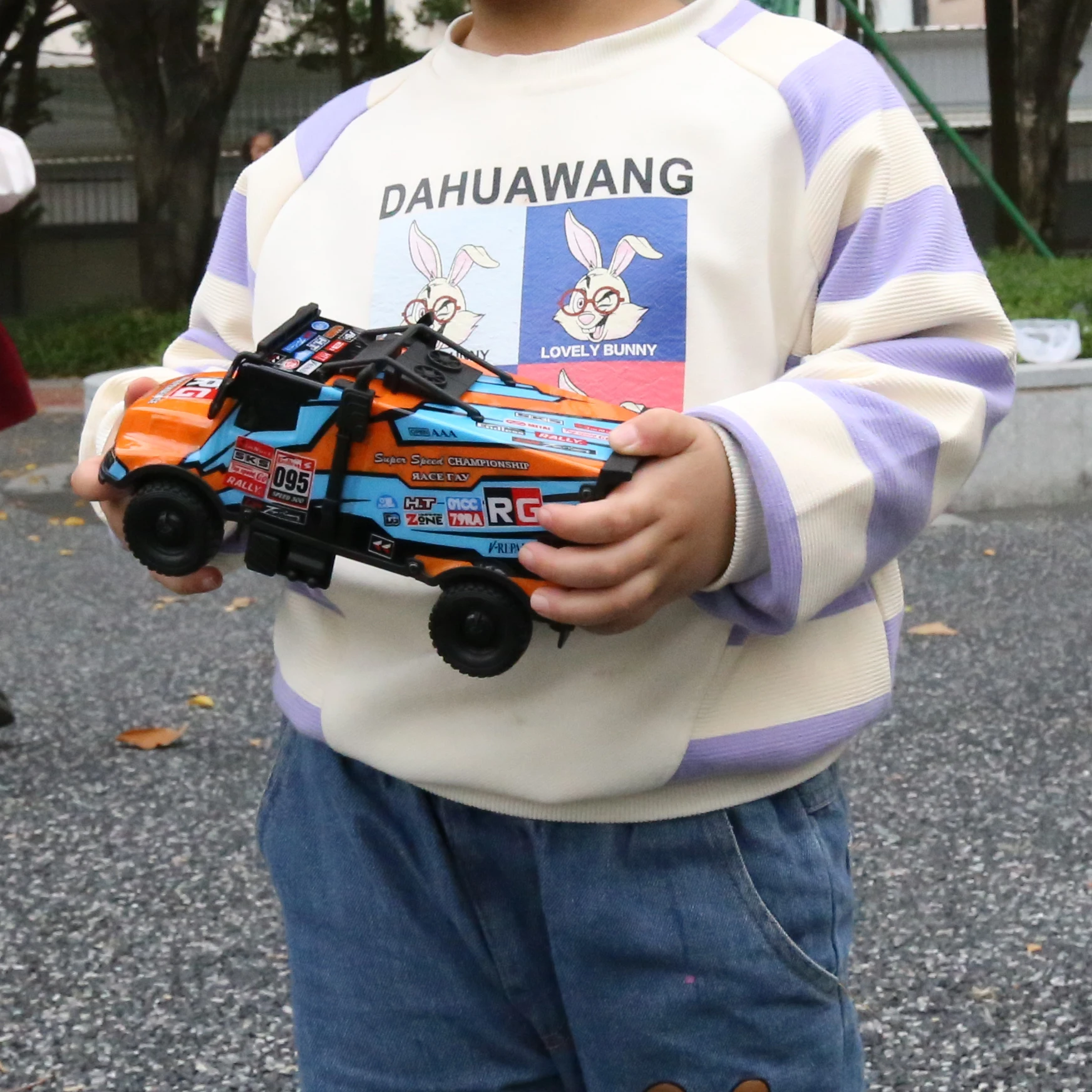 1:35 Remote Control Truck Toys for Kid Battery Operate 27MHz RC Car with LED Lights Europe Cab Over Engines Vehicle Toys for Boy