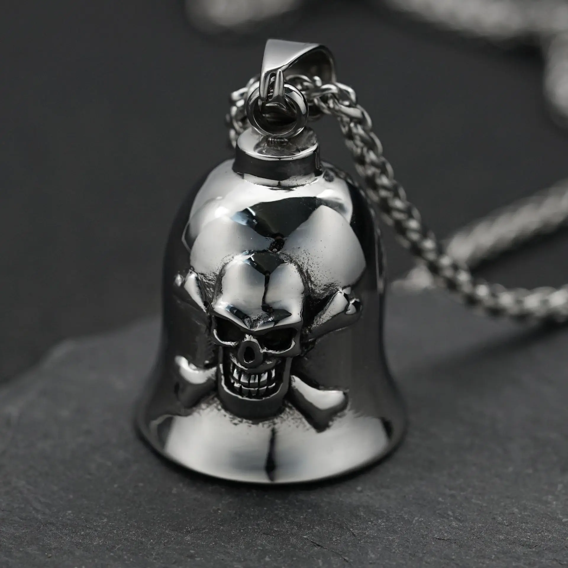 Retro Gothic pirate big ghost head skull bell pendant necklace men\'s punk motorcycle riding rock jewelry