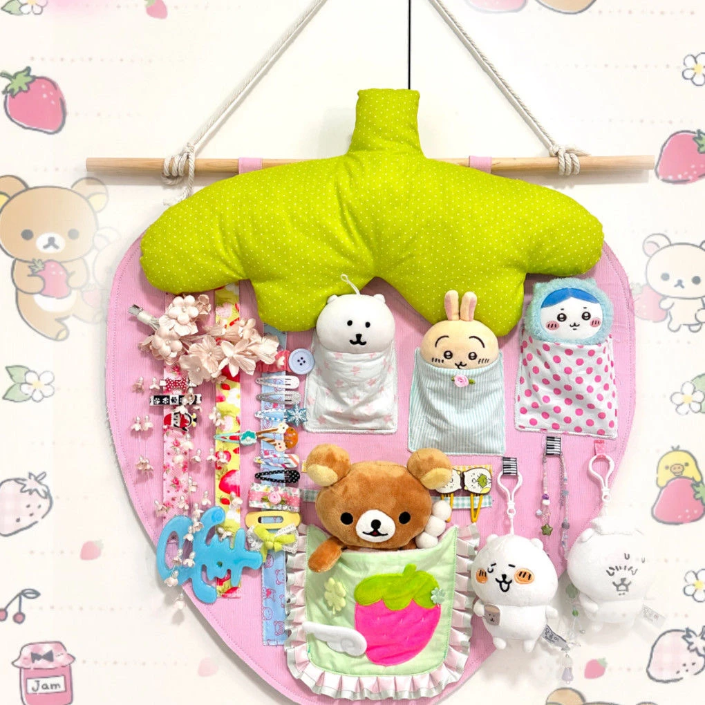 ที่เก็บของติดผนังทำมือสำหรับผู้ใหญ่ที่ชอบความน่ารัก ลายใบโคลเวอร์สี่แฉกและสตรอว์เบอร์รี พร้อมผ้าคลุมกันฝุ่น