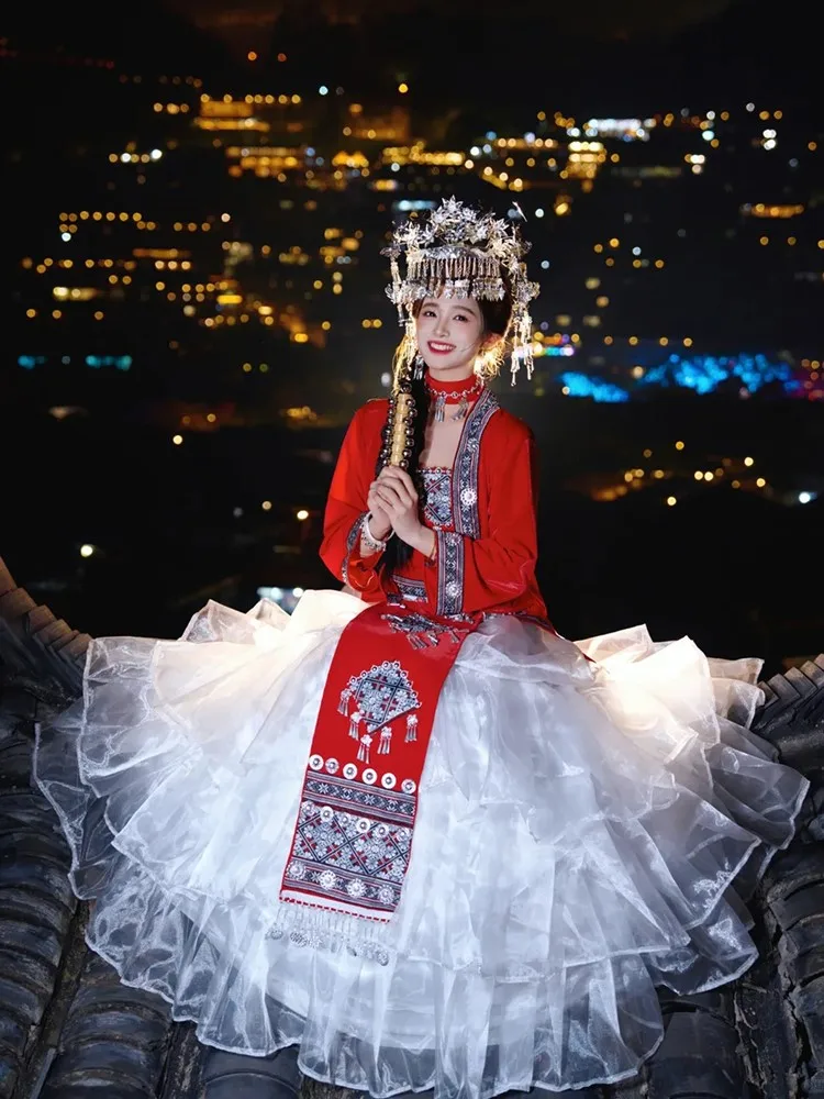 

Ethnic costumes women's foreign performance photography