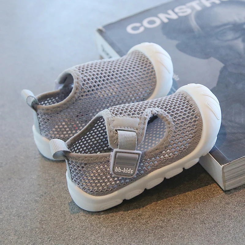 صنادل صيفية للأطفال الصغار من الأولاد والبنات صنادل شبكية قابلة للتنفس أحذية أطفال غير قابلة للانزلاق 0-3 سنوات للجنسين أحذية أولية خفيفة الوزن مناسبة للأقدام الدهنية