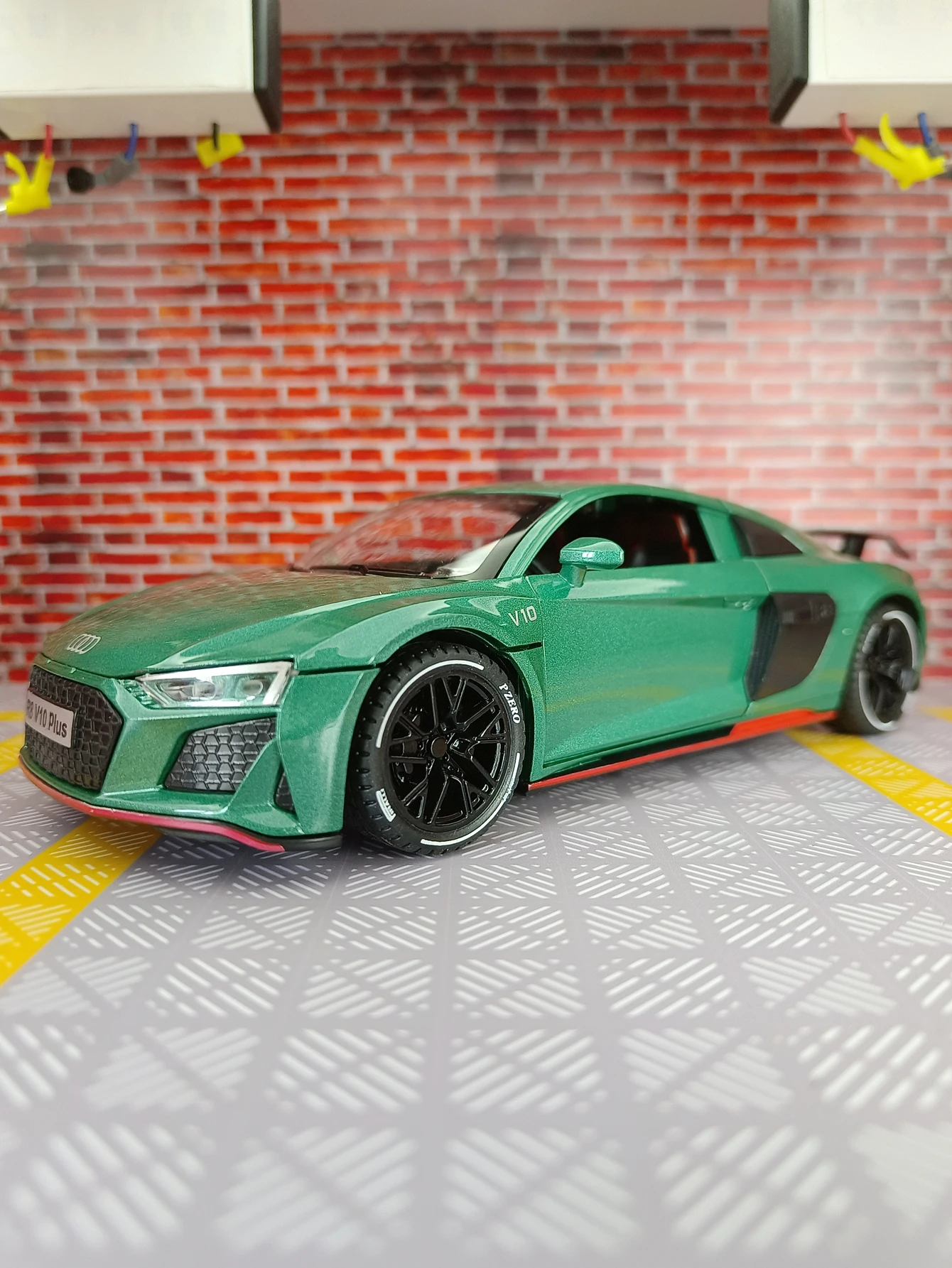 1:24 simulação Audi R8 V10 liga modelo de carro ornamento, coleção de portas e capô do motor, porta-malas pode ser aberta, som e luz