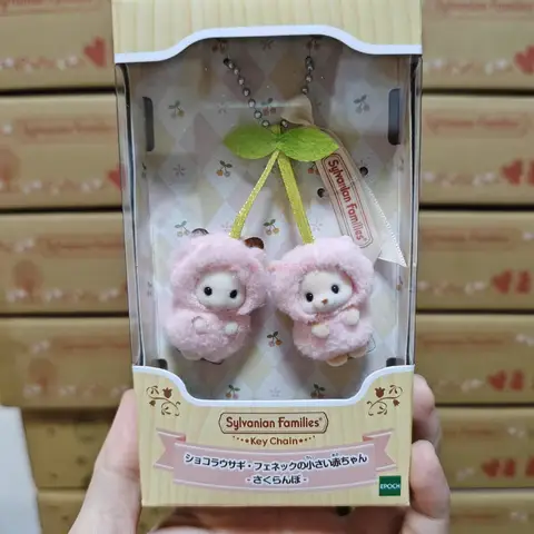 Äkta Sylvanian Families Jordgubb Kanin Snö Hjort Äpple Får Hängsmycke Banan Husky Seal Docka Anime Dockor För Flickor Leksak Leksaker 8 best sales Sylvanian familjens katter - №2