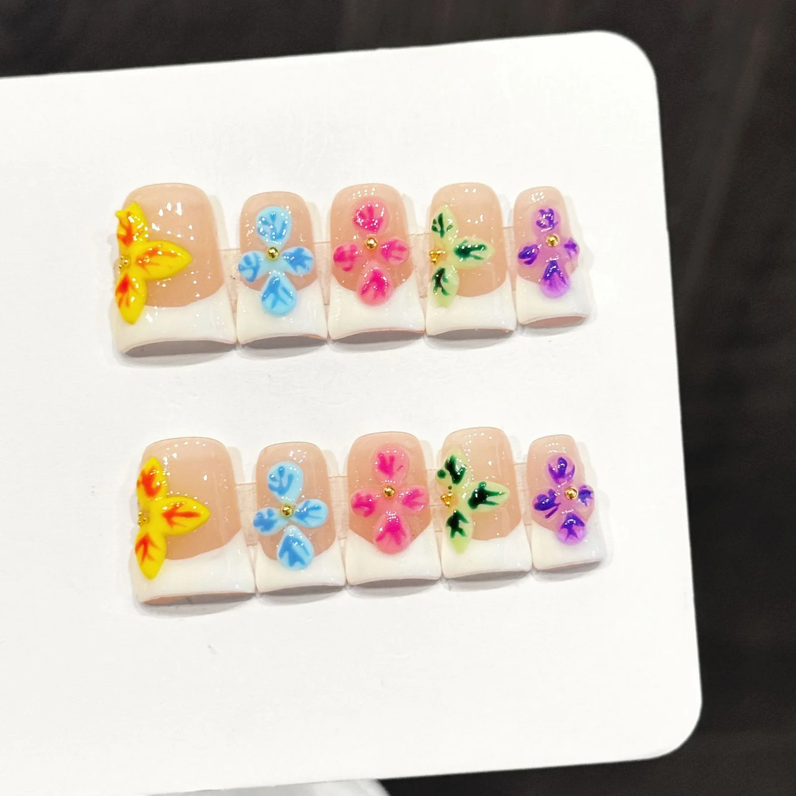 

10pcs Short Ducbill Shaped Fake Nail Summer Day Colorful Flower Hand-painted Press On Nails Charm White French Style False Nail