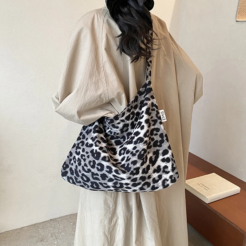 Large Capacity New Fashion Versatile Women's Leopard Pattern Single Shoulder Tote Bag Outdoor Simple Leisure Sports Storage Bags