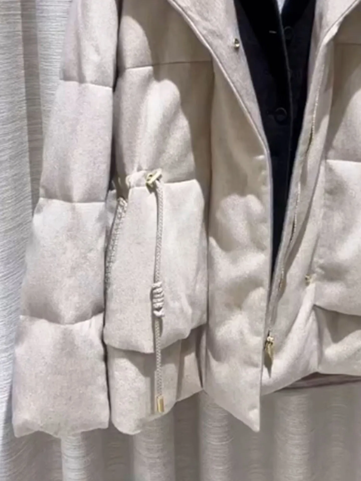   Estilingue feminino com capuz Jaet com cinto focado e calor na cor bege para a temporada de inverno com design de cintura alta