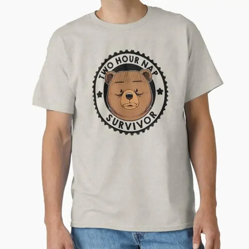 Camiseta clásica Two Hour Nap Survivor Bear de Tobe Fonseca