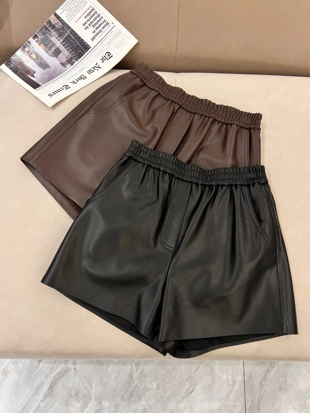 Pantaloncini di pelle di pecora con catena di nuovo arrivo autunno e inverno da donna di alta qualità