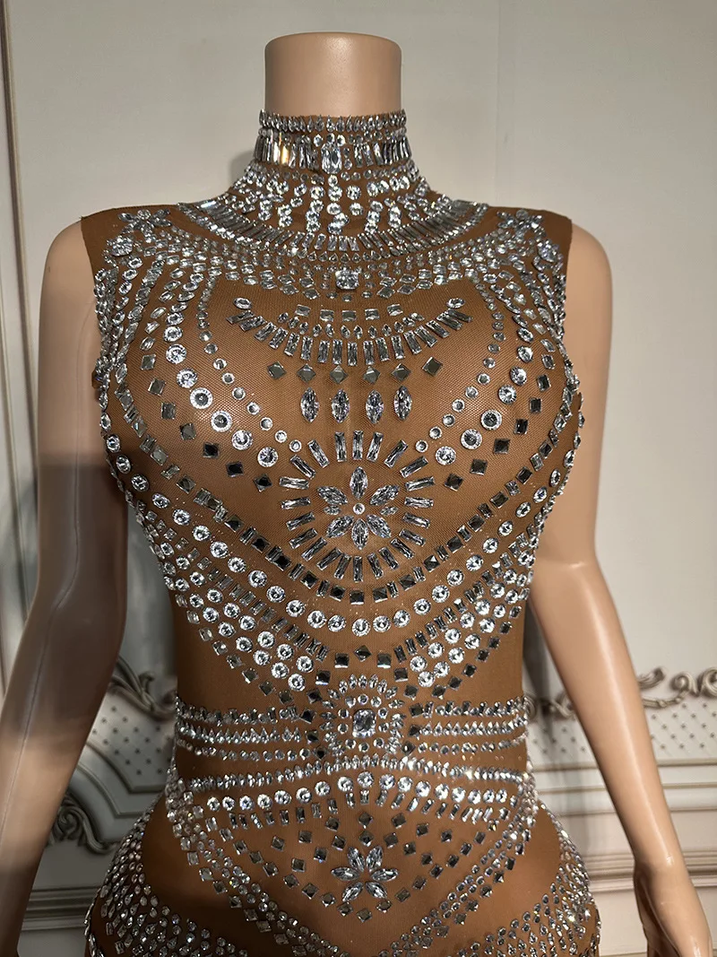 2025 Abbigliamento da compleanno Abbigliamento da spettacolo con diamanti Perline di cristallo marrone Abito da sera elegante Abito lungo con nappa di perle Manica lunga