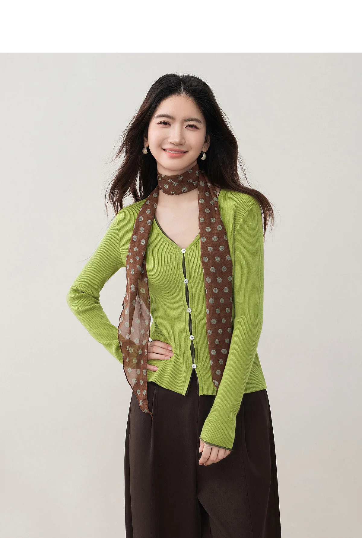 SENTUBILA Damen-Cardigan aus Wollmischgewebe mit V-Ausschnitt, zweiteiliger Look, Herbst 2026, neues, einzigartiges Design, schmal geschnitten, Strickpullover, Oberteil W63HD8248 – Detail 3