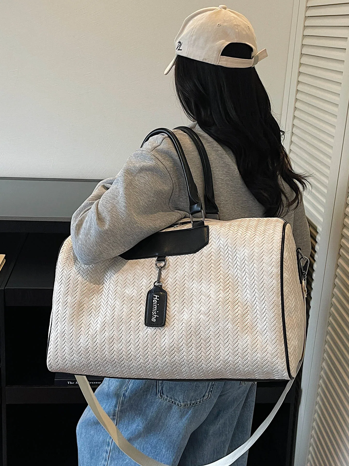 fashionable-travel-bag-women's-short-trip-lightweight-large-capacity-color-handbag-crossbody-single-shoulder-bag