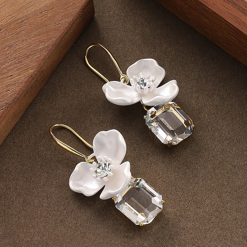 Fashionable and exquisite ultra-transparent glass crystal three-dimensional flower earrings, light luxury and high-end earrings