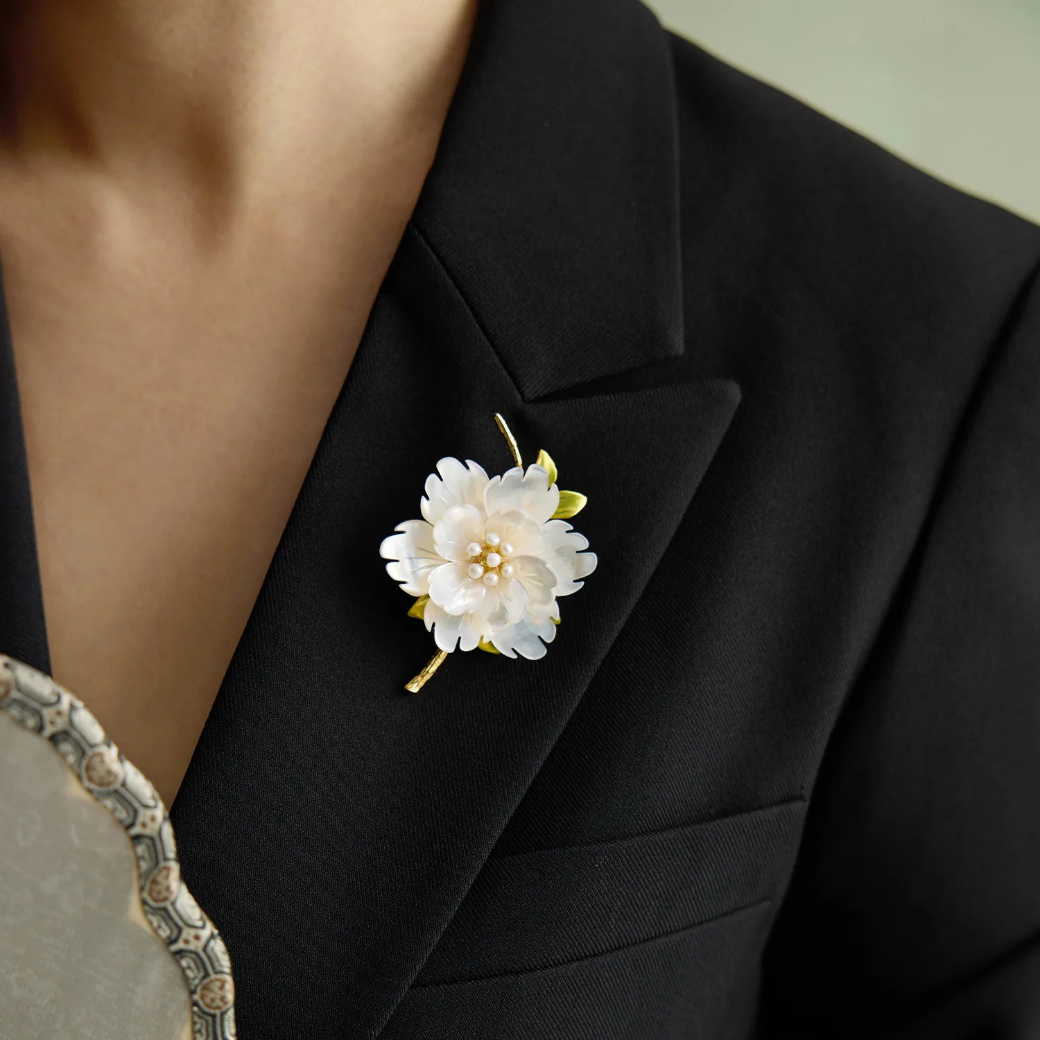 

Jasmine Flower Brooch, High-Quality Mother-of-Pearl Pearl, Chinese Style Fine Craftsmanship Luxury Pin