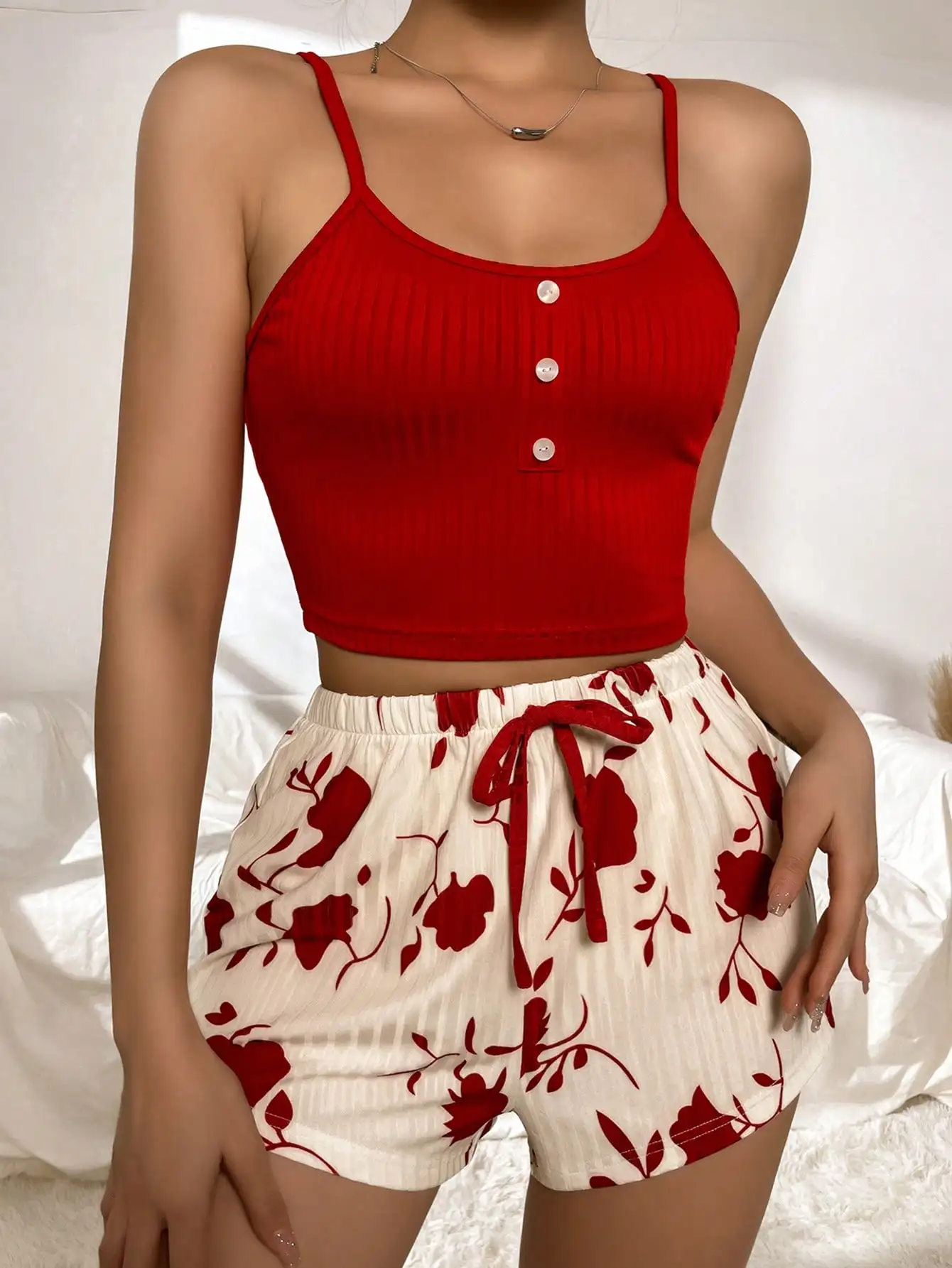 

Летний женский пижамный комплект, комплект из двух предметов, вязаный декоративный топ на пуговицах с принтом и эластичные шорты, сексуальные пижамы для женщин