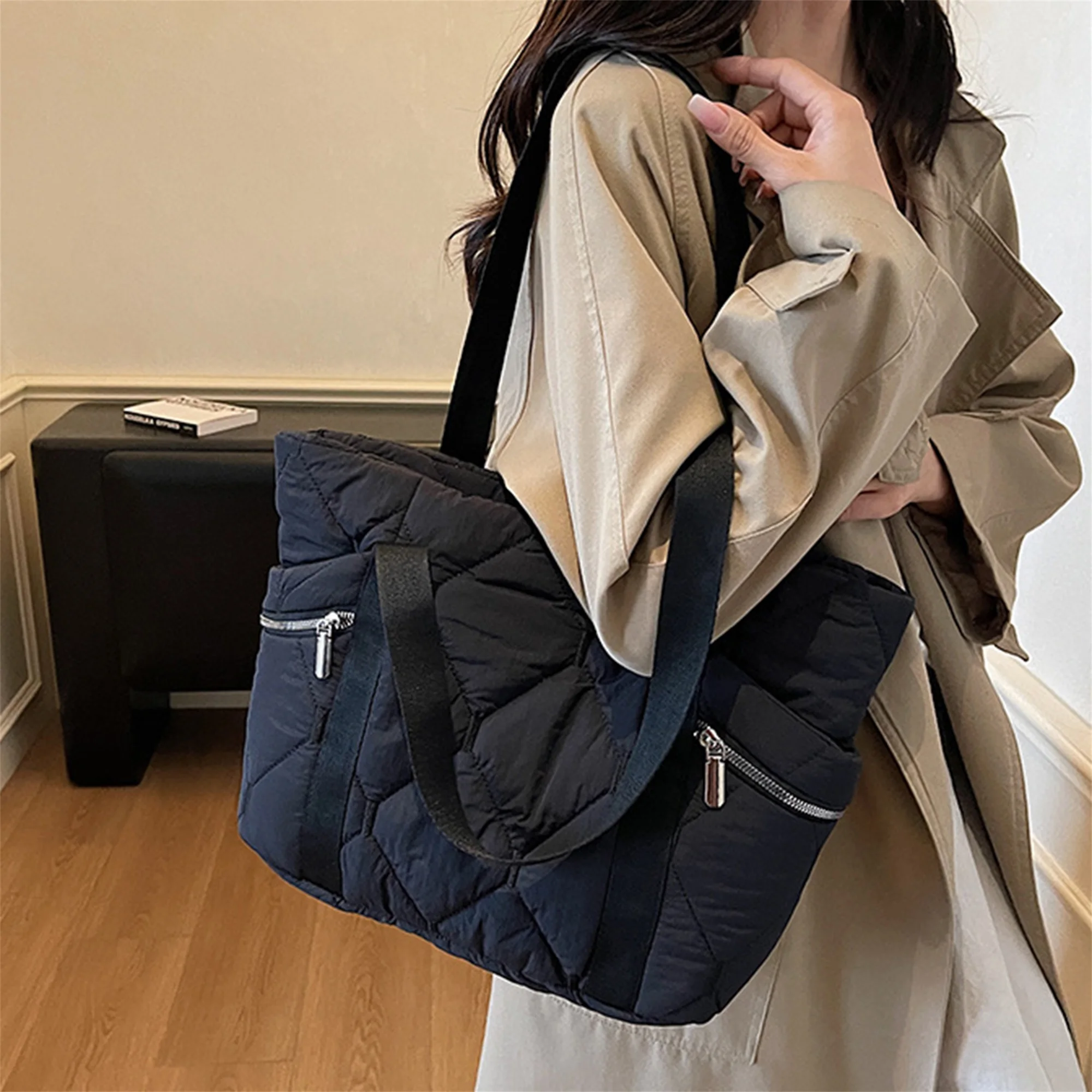 حقيبة حمل أنيقة مزخرفة بأحجار الراين مع جزء داخلي واسع وحزام كتف قابل للتعديل للاستخدام اليومي والسفر