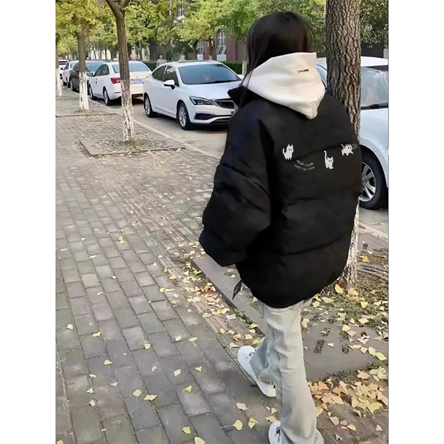 

Женская демисезонная парка средней длины с отстегивающимися рукавами: легкая, стильная, для города и активного отдыха, тренд сезона