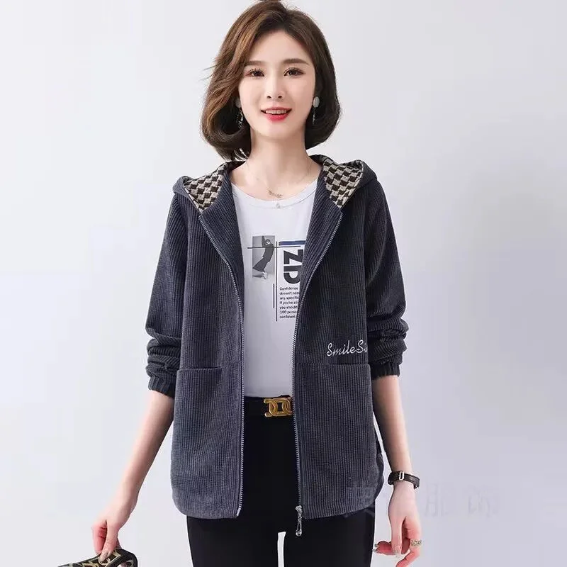 

Вельветовая куртка женская, весна-осень 2025, новое пальто среднего возраста и пожилого возраста, повседневная верхняя одежда для мам, свободное пальто с капюшоном, женские топы