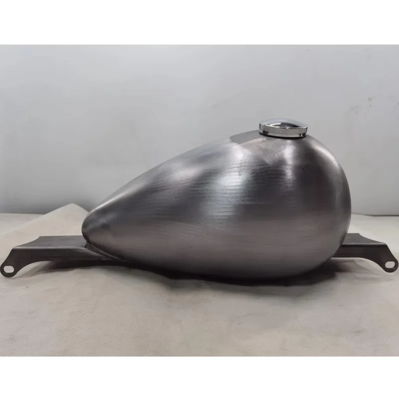 

2025 New StyleMotorcycle Petrol Gas Fuel Tank For Harley Softail StreetBob M8 2018+ Silver