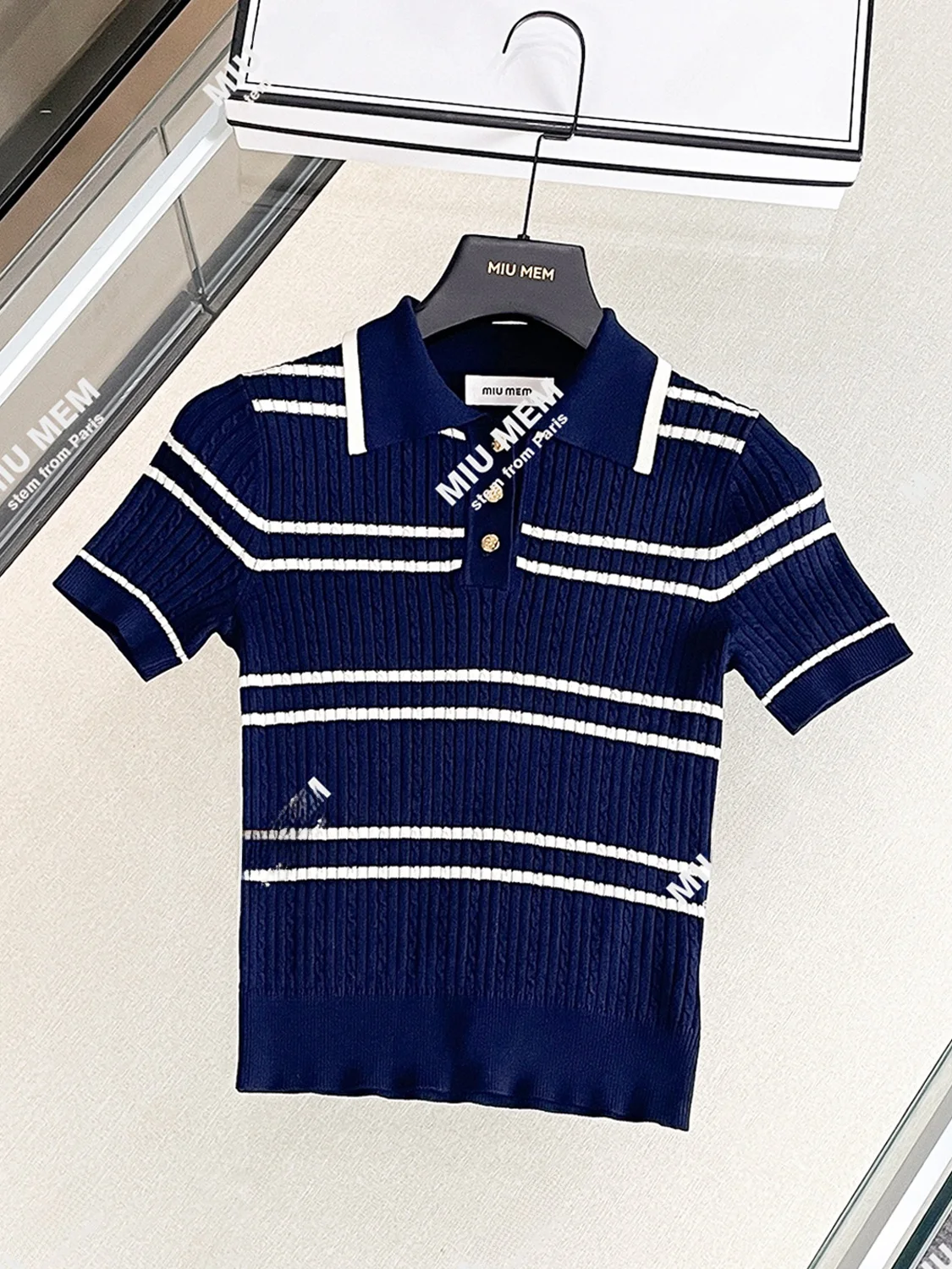 

Miumem Women's Striped Knit T-irt Summer 2025 College Sle Top Quali Chinese Brand Commute Sle Regular Fit Button Detail