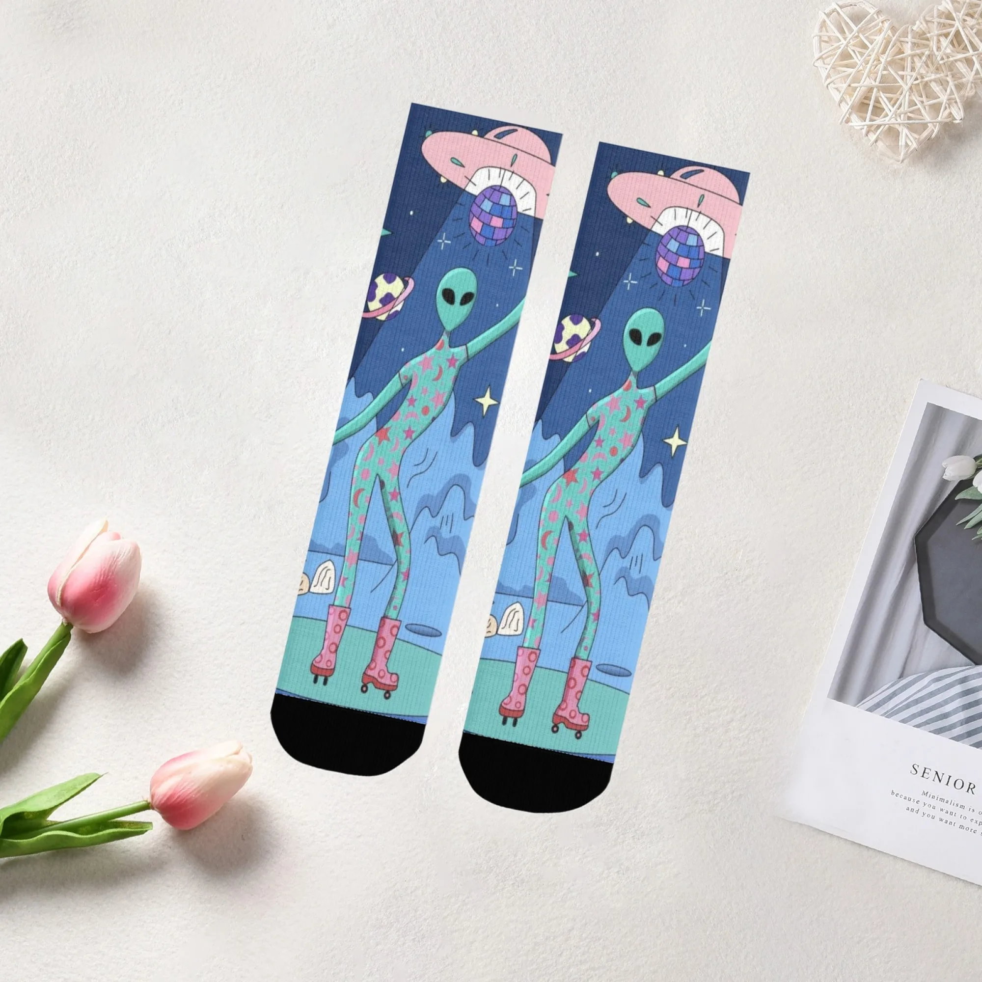 1 Paar trendige Herren-Crew-Socken mit Cartoon-Alien-Muster, atmungsaktiv, bequem, lässig, Unisex-Socken für Herren im Freien, zum Tragen aller Jahreszeiten