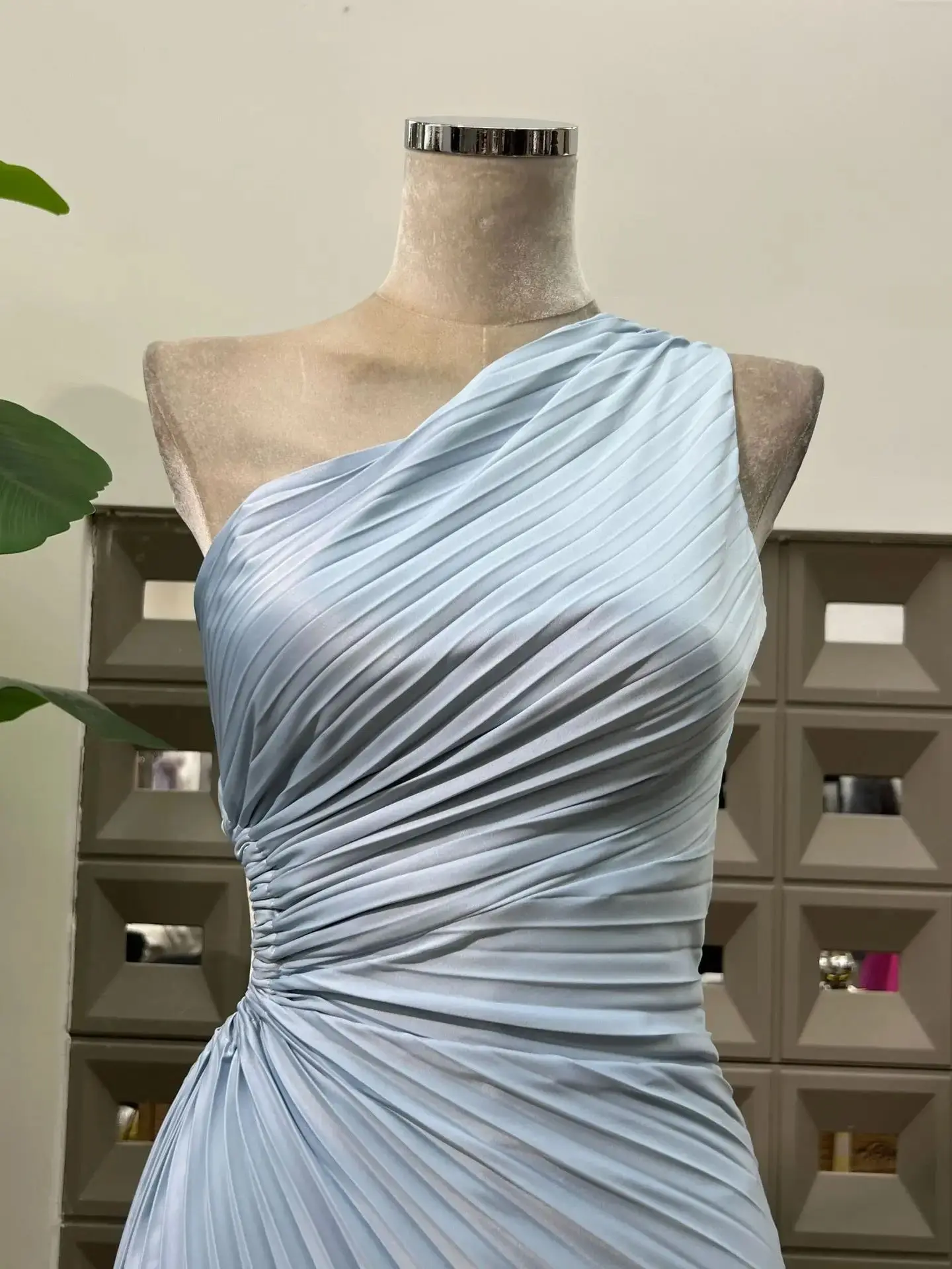 

Elegant Women Ruffled Pleated Diagonal Collar Maxi Dress Evening Dress Spring Summer Backless Sleeveless Irregular Party Dresses