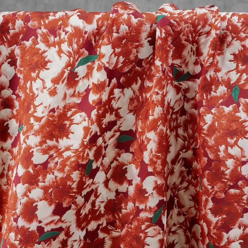 

Жаккардовая ткань с красным фоном и узором гранатовых цветов для юбок, платьев-ципао, праздничных нарядов, дизайнерских тканей для одежды, ткани для шитья своими руками