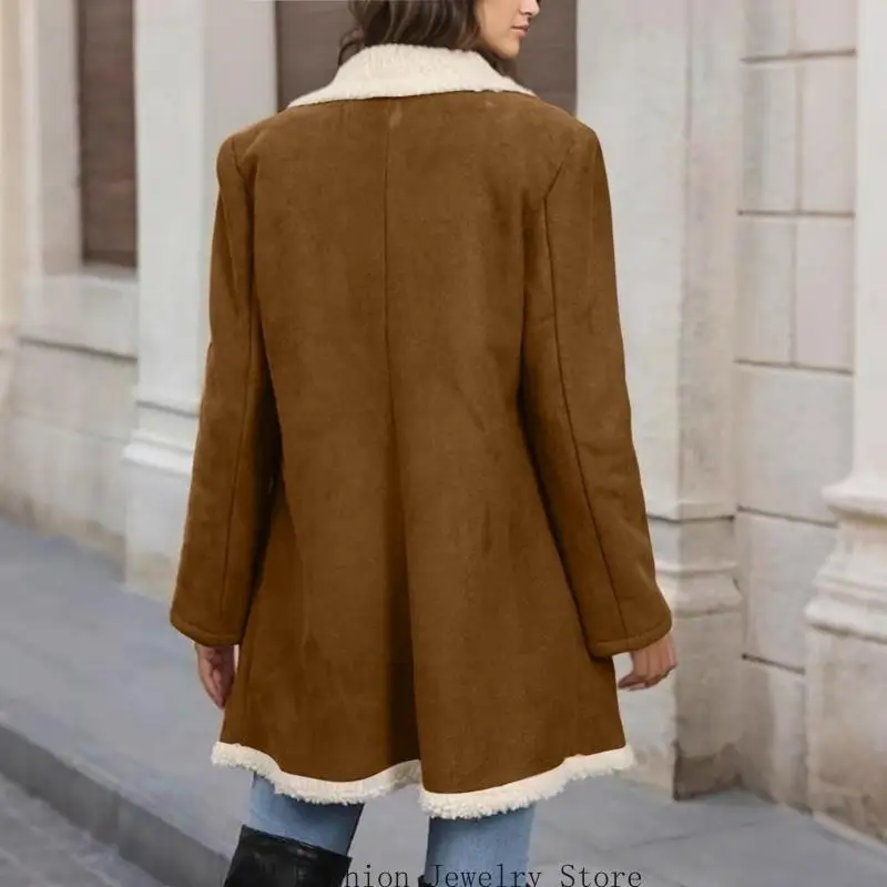 Áo khoác đôi bằng da lộn giả da dành cho nữ với lớp lót lông cừu, cổ áo có khía và các túi bên hông tiện dụng cho những cuộc lưu