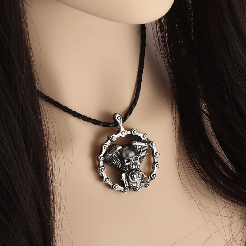 1 Piece Retro Punk Style Skull Necklace Skull Engine Motorcycle Pendant Ornament Creative Cool Halloween Gift