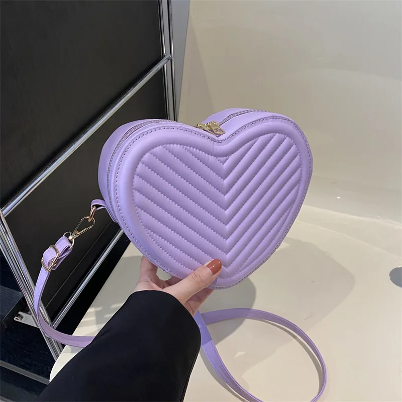 

Women's Heart-Shaped Shoulder Bag - Adjustable Handbag with Zipper Closure, // Elegant Small Purse Suitable for Daily Use, Parties, Gift