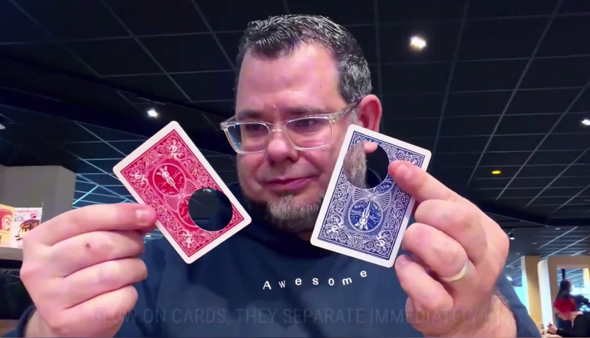 LINKHOLE Gimmick Magic Tricks Mickael Chatelain Linking Cards Illusion Hole Pass Through Close Up Street Magician Props Magia