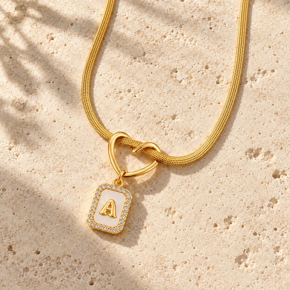 Initial-Charm-Schlangenkette, vergoldete Buchstaben-Halskette für Damen und Herren mit Herz-Knoten-Glied, rechteckiger Schmuck mit Zirkonia, Geschenk – Detail 5