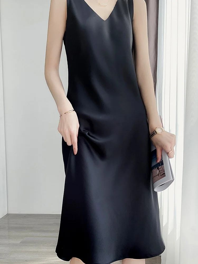 ชุดเดรสยาวทรงเอไลน์ผ้าซาตินแบบเซ็กซี่สำหรับผู้หญิง ความยาวระดับเข่า คอวี สายรัดเอวหลวม สไตล์ลำลอง เหมาะสำหรับใส่ไปทำงาน