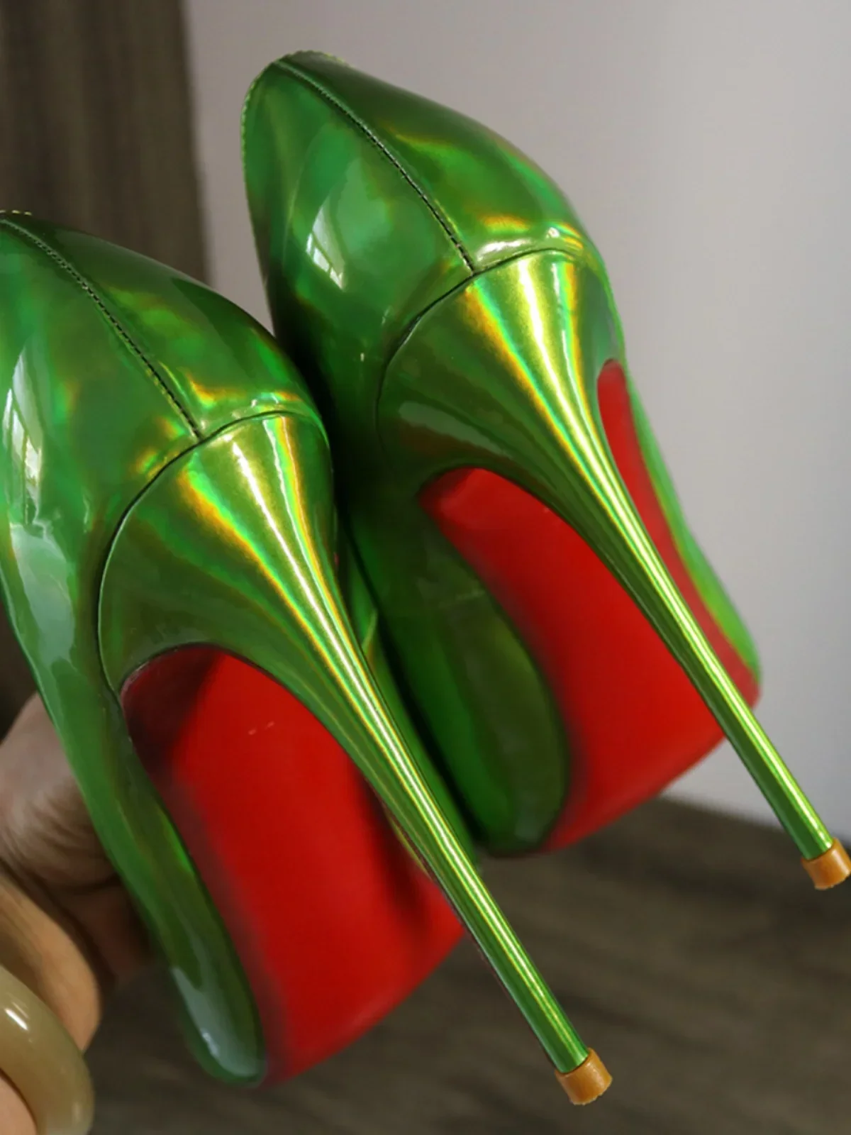 Laser green high-heeled shoes with pointed tips and ultra light lipstick soles, Hentian Gao 12CM French size, sexy