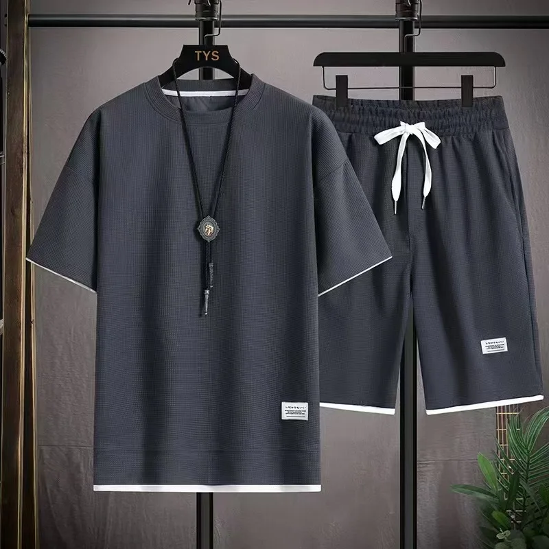 ชุดเซ็ตลำลองสปอร์ตสำหรับผู้ชาย เสื้อยืดแขนสั้นระบายอากาศแฟชั่นหล่อเท่ห์ + กางเกงขาสั้นกีฬา ชุดลำลองสำหรับผู้ชาย