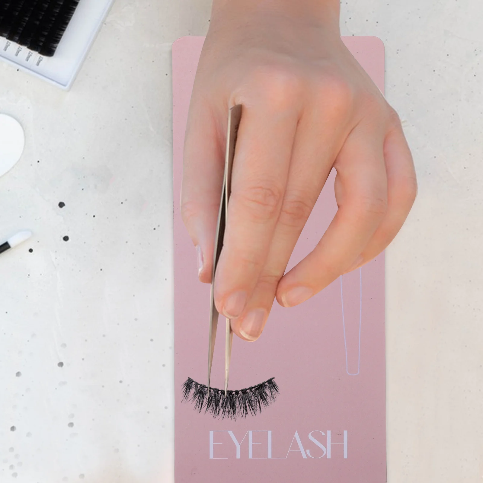 

Professional Eyelash Extension Tray Magnetic Surface Secure Hold Comfortable Fit Compact Lash Grafting Palette for Salon Or on