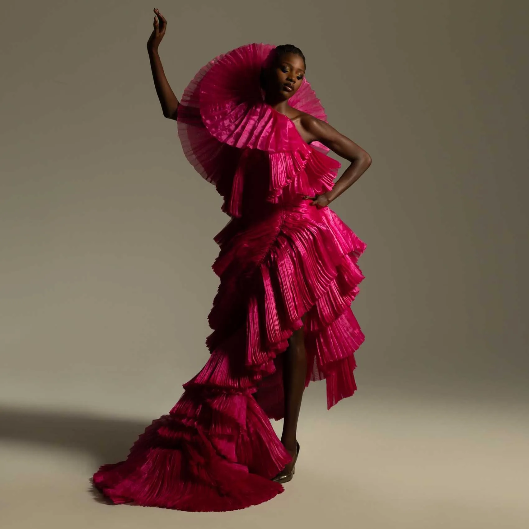 فستان أنيق بطيات فوشيا بكتف واحد وثنيات كاملة غير متماثلة للحفلات المسائية فستان حفلات طويل غير منتظم رداء السهرة