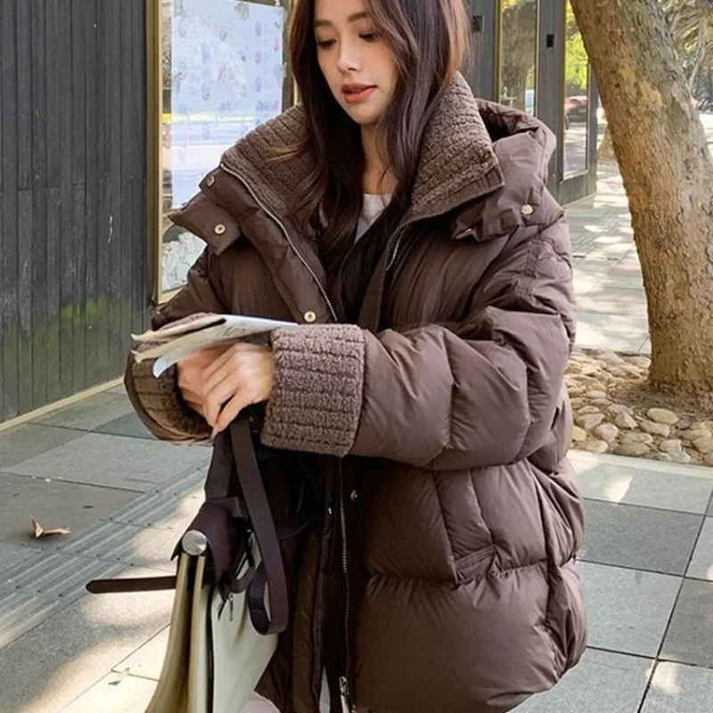 

Сверхмощная зимняя куртка 2025 года, короткое утолщенное хлопковое пальто на пуху с капюшоном, теплый модный дизайн для женщин