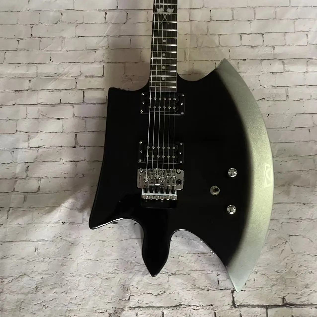 Electric guitar 6-chord axe style electric guitar, black body, factory shipped real pictures, in stock, order shipped immediatel