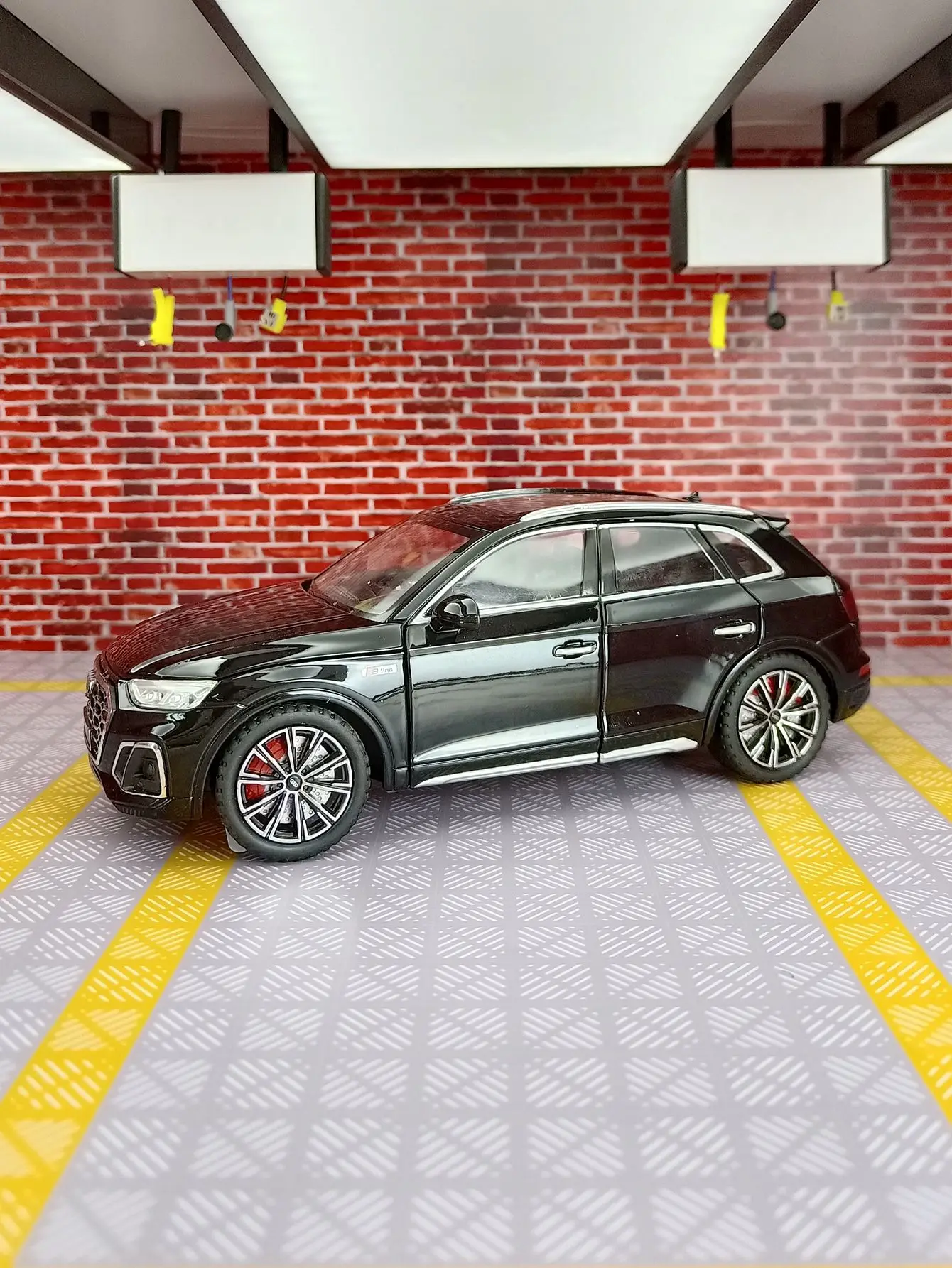 1:24 modelo de veículo off-road de liga Q5, enfeites de carro acústico-óptico, brinquedo para meninos com detalhes ricos, acabamento fino