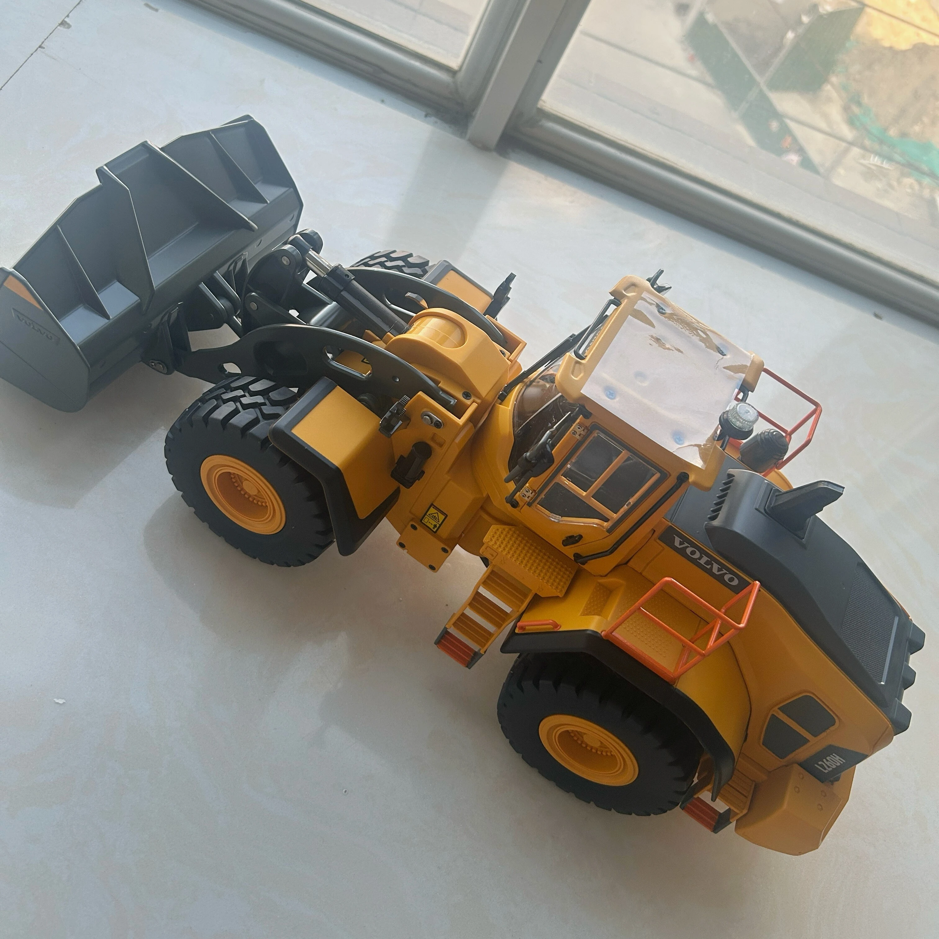 E592 1/16 Full Alloy Electric Remote Control Toy Car RC Vehicle Metal Loader Excavator Engineering Model Cars Birthday Gift