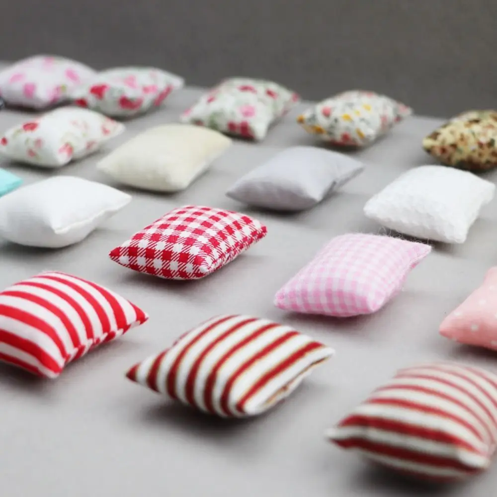 ของเล่นจำลอง 1:6/1:12 เฟอร์นิเจอร์บ้านตุ๊กตา อุปกรณ์เสริมบ้านตุ๊กตา หมอนรูปหัวใจลายดอกไม้ รุ่นผ้าสก็อตสีพื้น