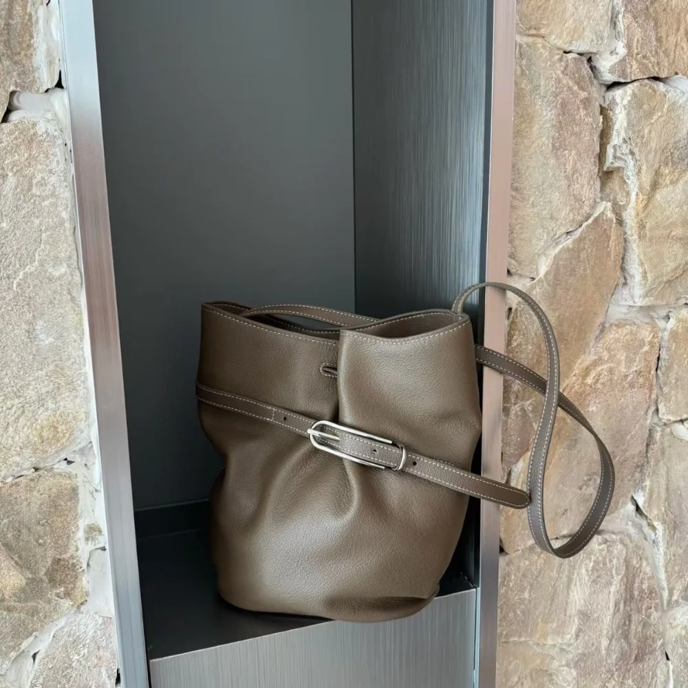 

Нишевый дизайн, первый слой воловьей кожи, матовая кожаная большая сумка, простая повседневная сумка-ведро большой вместимости с пряжкой в стиле ретро