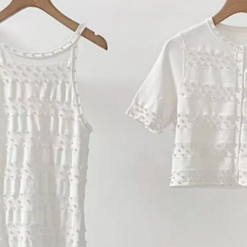 

Женский белый костюм: кардиган с жемчужной отделкой и короткими рукавами + плиссированное длинное платье-туника без рукавов