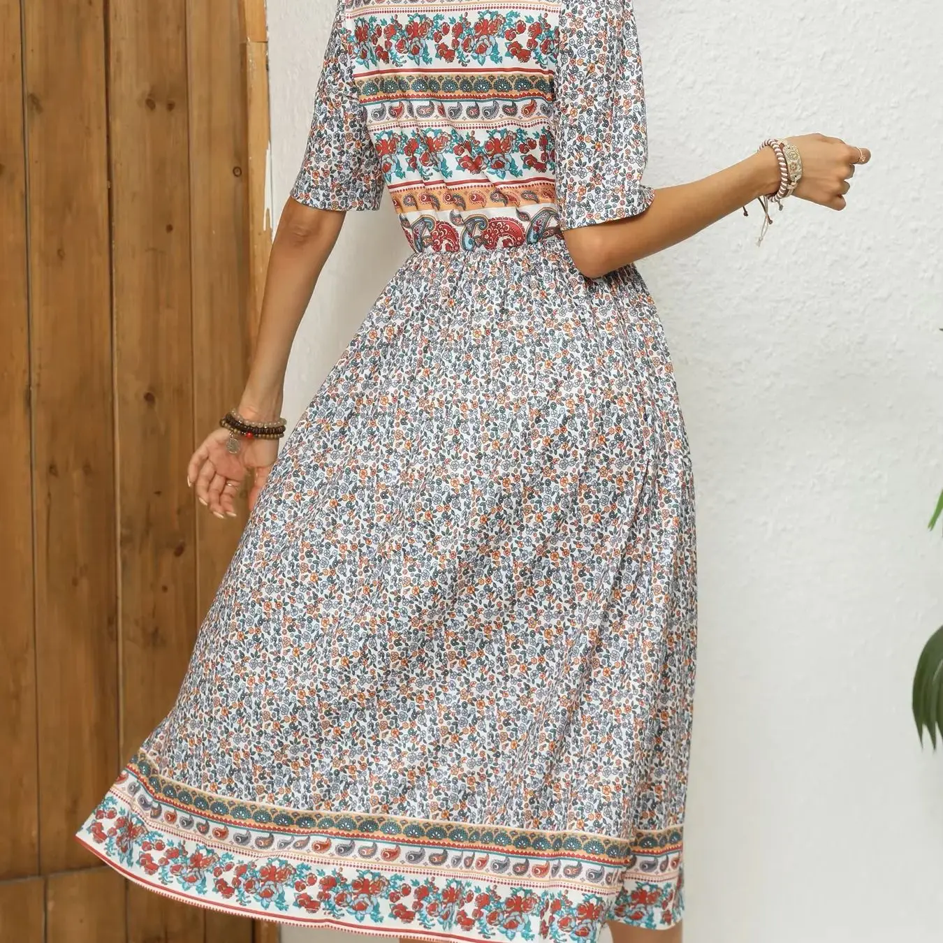 Damen-Midikleid im Boho-Stil mit Blumenmuster, Rundhalsausschnitt, halblangen Ärmeln, A-Linien-Schnitt, lässiges Kleid mit Taschen, Sommerkleid für den Urlaub. – Detail 1