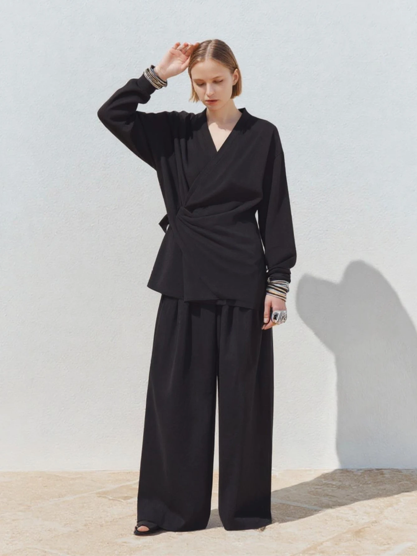 レディースカジュアルブラウス アシンメトリー長袖 Vネック シンプル無地 結び目デザイン 秋ファッション 小さめシャツ