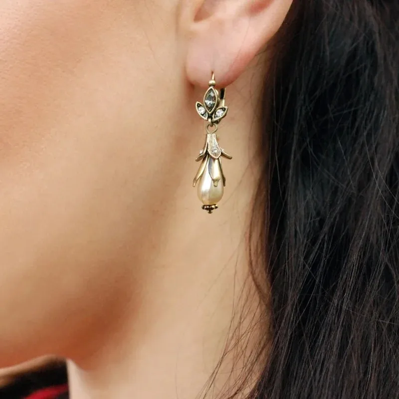 1 Pair Vintage Flowers Fashion Style Faux Pearl Lily Pendant Zirconia Leaves Metal Gold Color Female Earrings